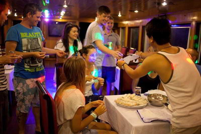 شقة ها لونغ  في Halong Aurora Cruises المطعم الصورة
